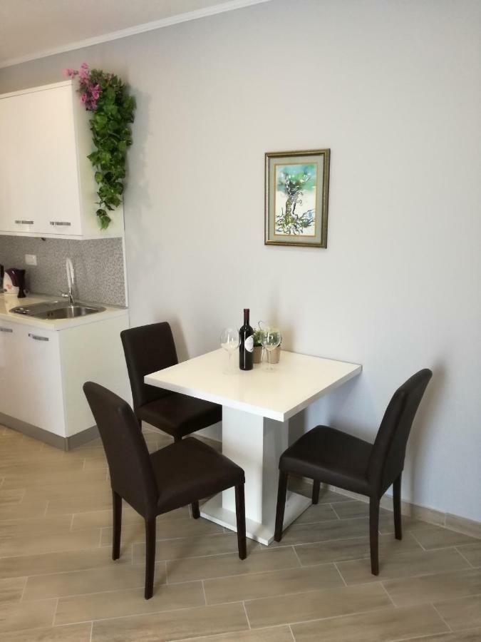 Apartments Smokva Makarska Eksteriør billede
